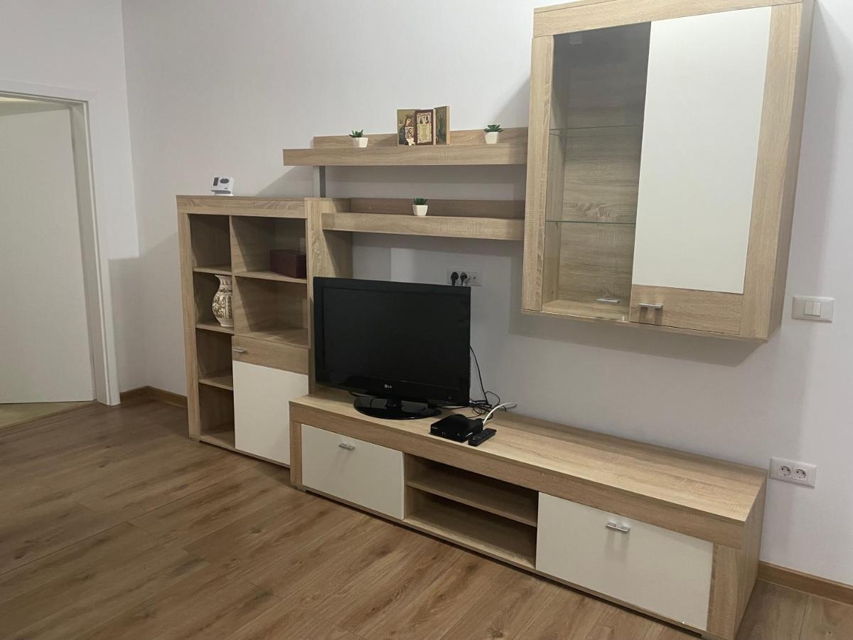 Апартаменты Apartament Adriana Giroc Экстерьер фото