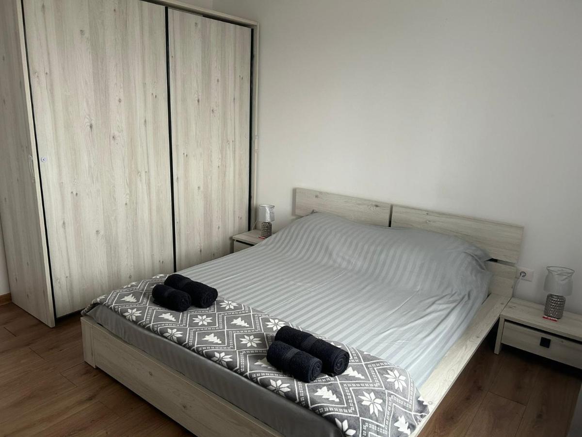 Апартаменты Apartament Adriana Giroc Экстерьер фото